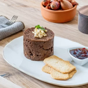 Timbal de morcilla con cebolla caramelizada y piñones