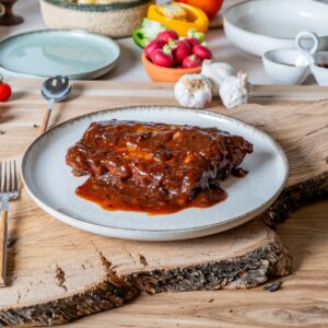 Costillar asado con salsa BBQ