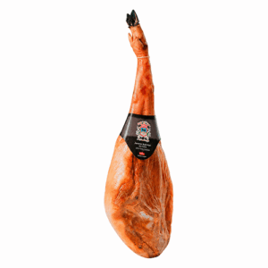 Jamón ibérico entero colgado sobre fondo blanco