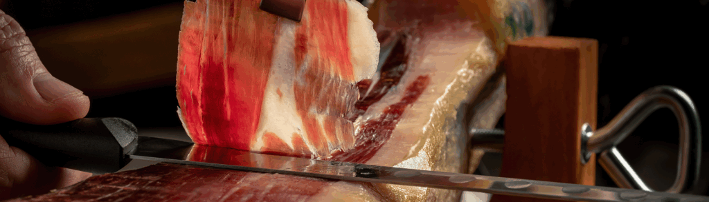 Corte fino de jamón ibérico a cuchillo