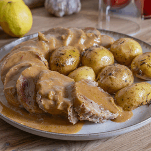 Solomillo relleno a baja temperatura con salsa de boletus y patatas baby
