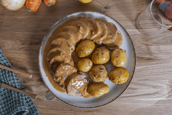 Solomillo relleno a baja temperatura con salsa de boletus y patatas baby - Imagen 2