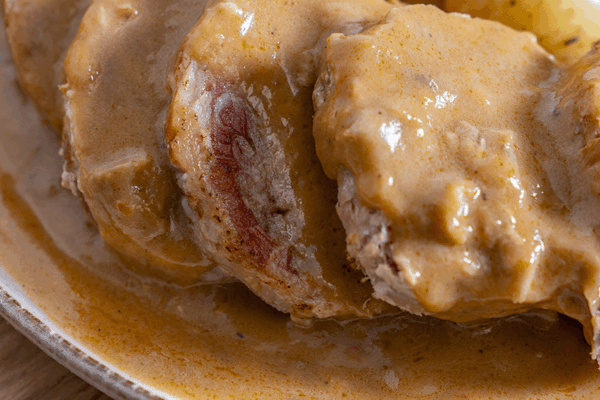 Solomillo relleno a baja temperatura con salsa de boletus y patatas baby - Imagen 3